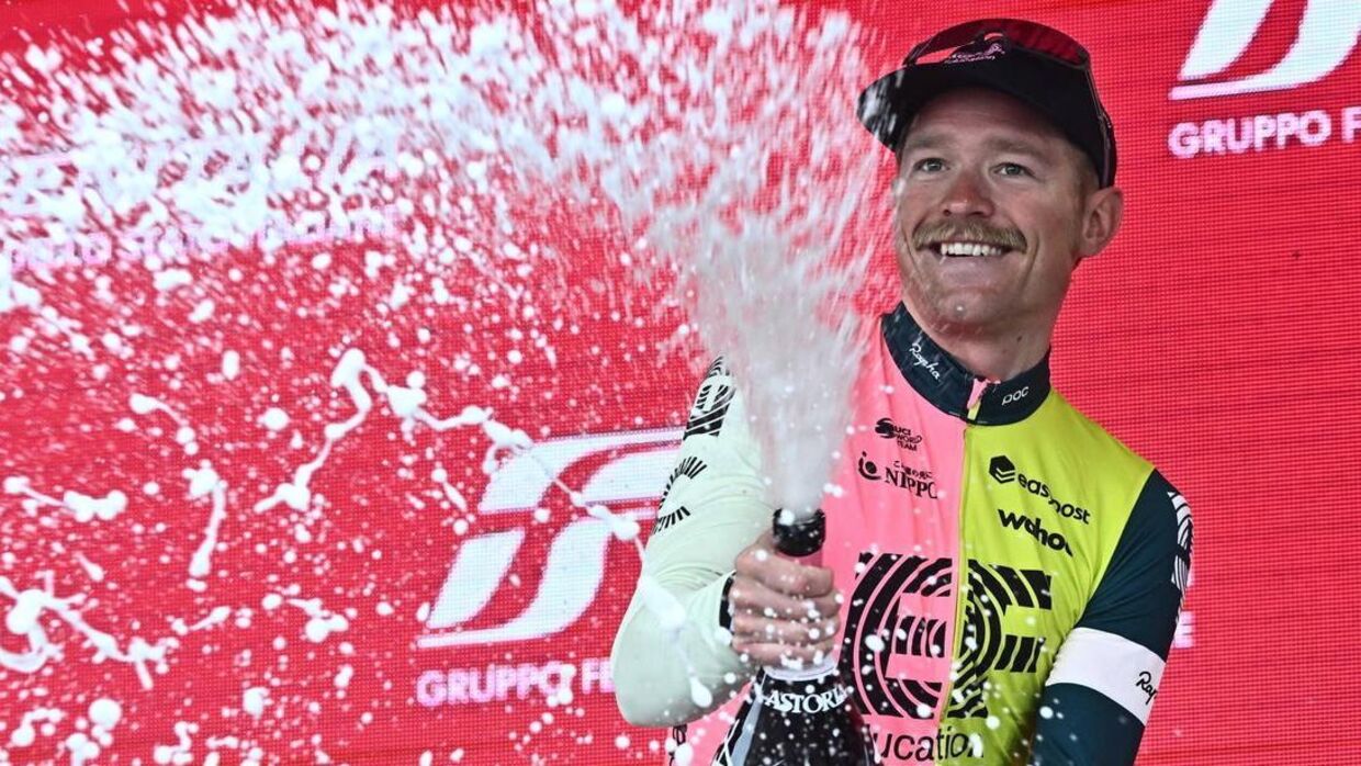 Magnus Cort fejrer karrierens første Giro-etapesejr.