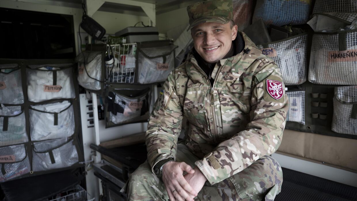 36-årige Roman Gasko er både med til at hjælpe soldaterne psykisk og fysisk. Selvom han er gode venner med mange af de, og drikker kaffe med dem om morgenen, så er det også ham, der sender dem hjem til deres familier i ligposer. Foto: Olga Soshenko.