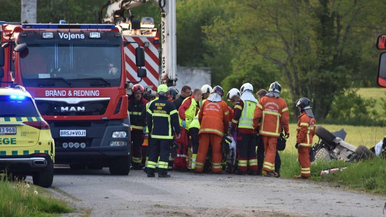 En bil er søndag efter endt i en alvorlig ulykke i Vojens. Foto: Presse-fotos.dk