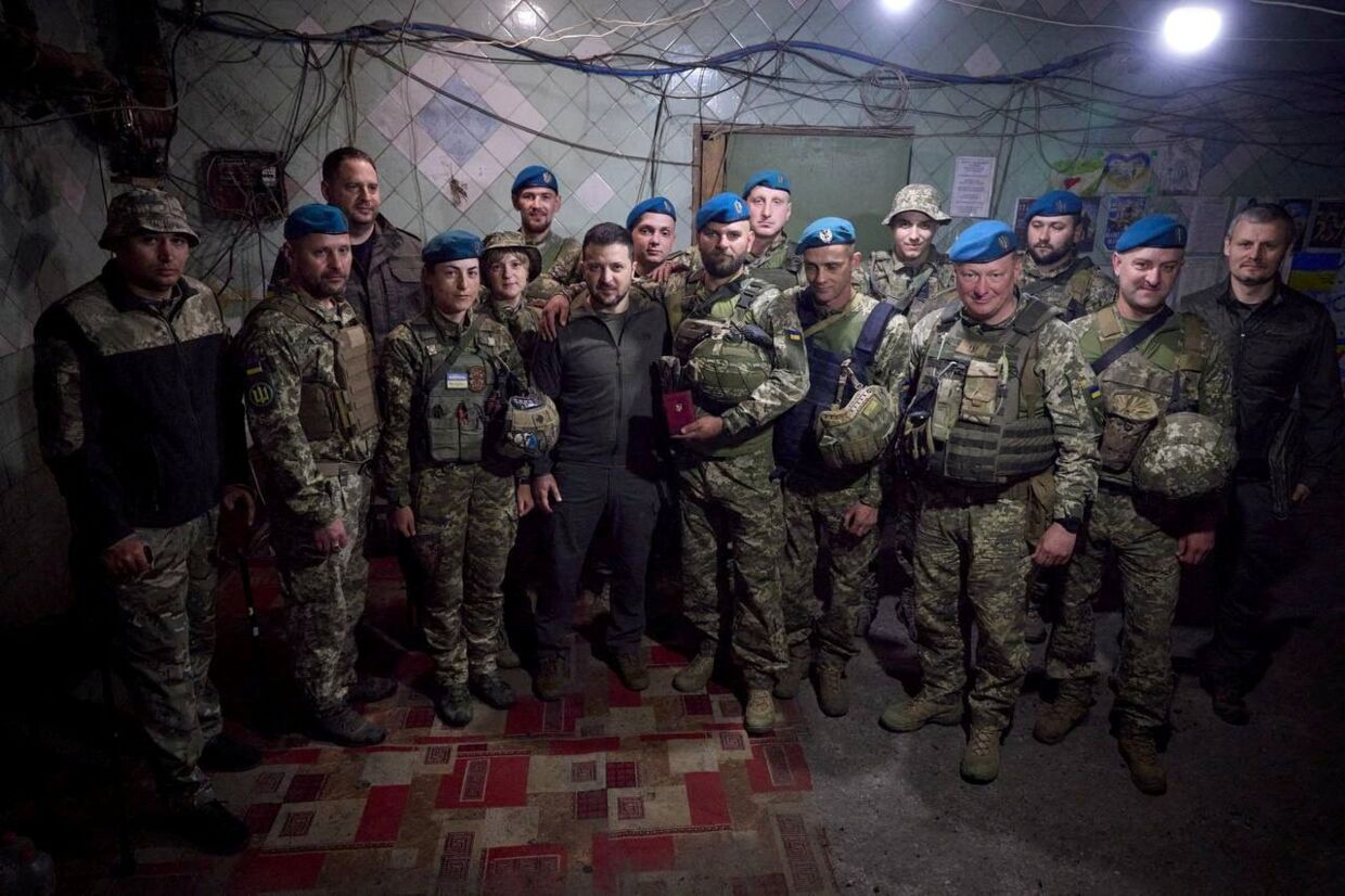Her ses Volodymyr Zelenskyj posere med ukrainske militærfolk den 23. maj.