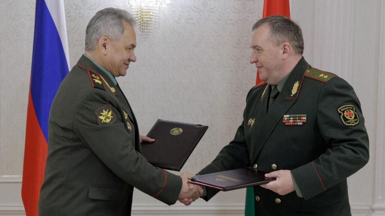 Den russiske forsvarsminister Sergej Sjojgu og den belarusiske forsvarsminister Victor Khrenin ses her til et møde i den belarusiske hovedstand Minsk torsdag den 25 maj.