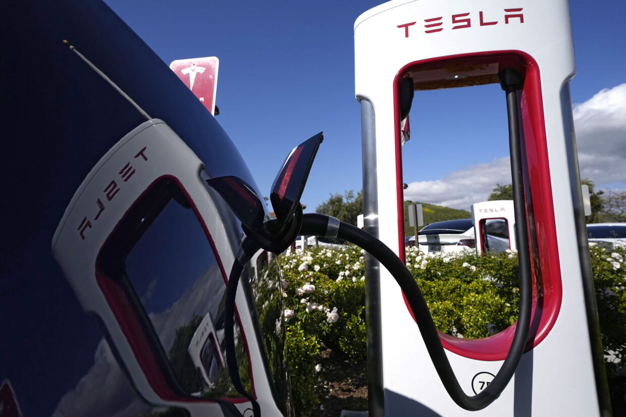 Teslas supercharger-ladestationer kan på bare et kvarter lade en Tesla-elbil op til at kunne køre 320 kilometer. Nu giver elbilgiganten Ford adgang til at bruge netværket af lynopladerne. (Arkivfoto). Mark J. Terrill/Ritzau Scanpix