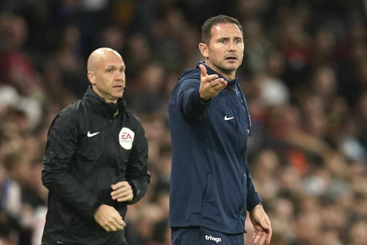 Chelseas midlertidige cheftræner, Frank Lampard, gestikulerer under 1-4-nederlaget til Manchester United. Dave Thompson/Ritzau Scanpix