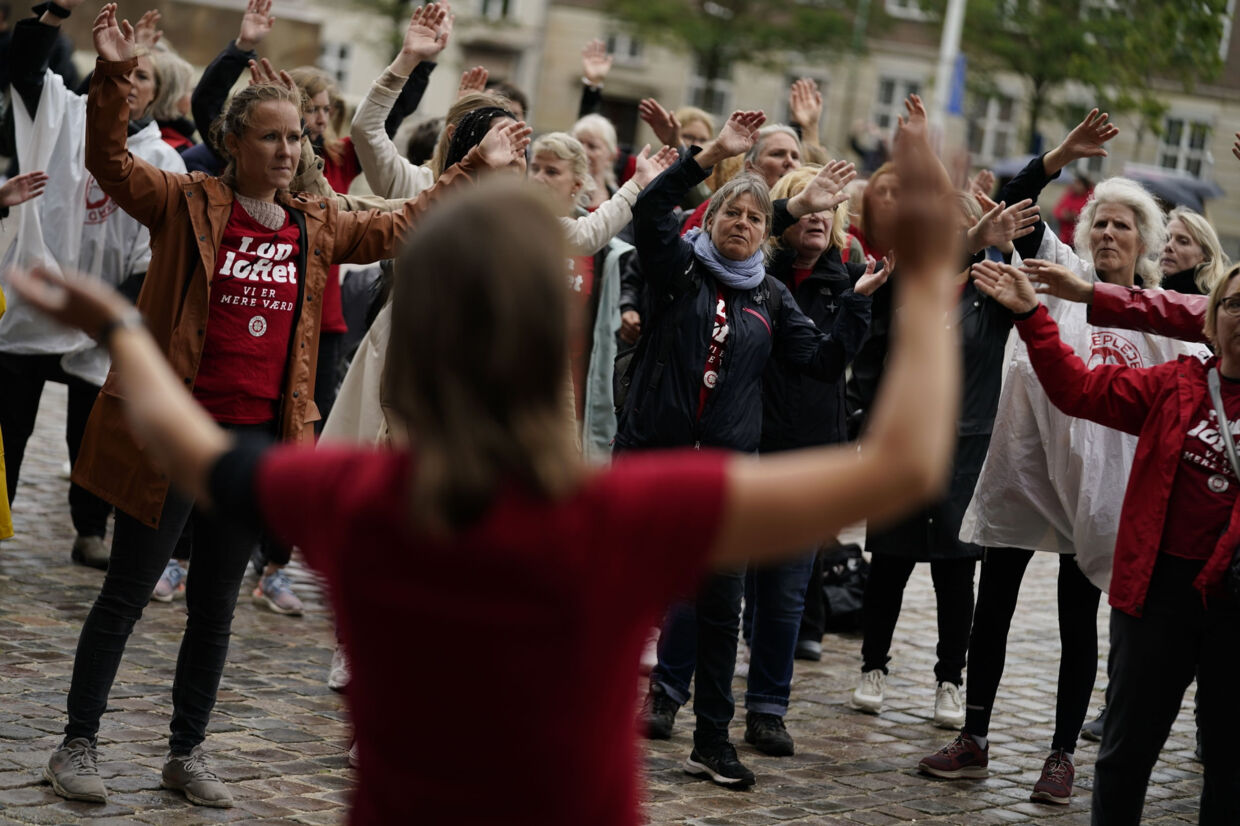 Dansk Sygeplejeråd er samlet foran Christiansborg i København den 26. august 2021. Det var den dag, at lovforslaget, som skulle gribe ind i konflikten, blev fremsat. Mads Claus Rasmussen/Ritzau Scanpix