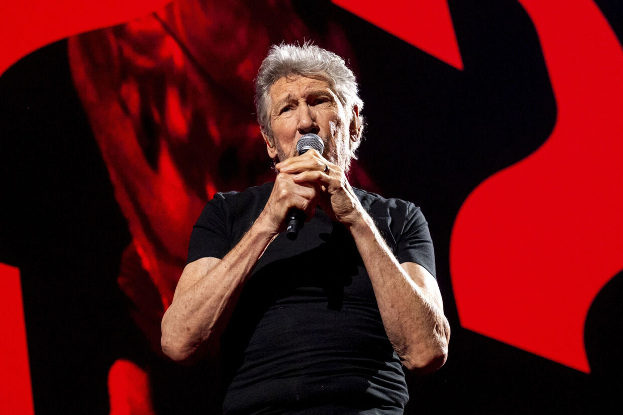 Roger Waters, der var med til at stifte Pink Floyd i 1960&#039;erne, spillede en koncert i Berlin i Tyskland i sidste uge. På grund af noget af det tøj, han bar, efterforsker tysk politi ham nu for opildning til offentligt had. Her ses han under en koncert i München i søndags. Daniel Bockwoldt/Ritzau Scanpix