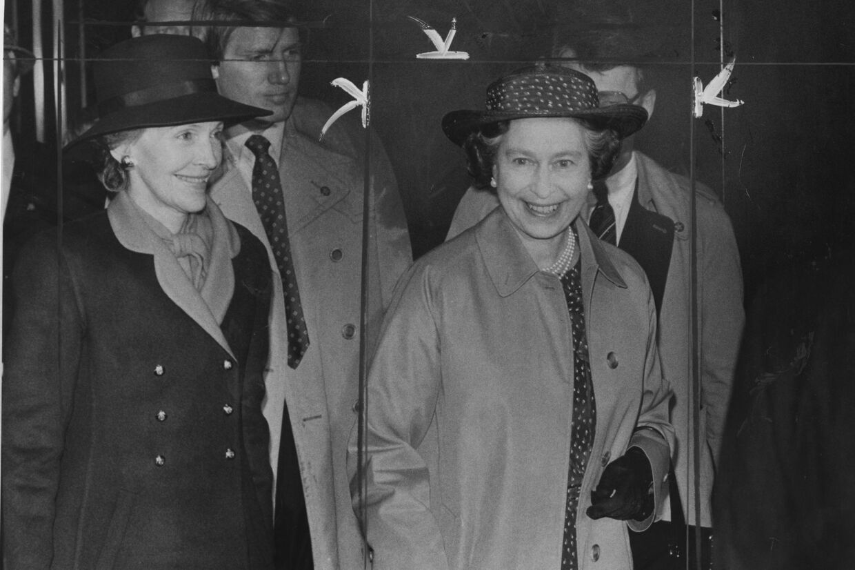 Dronning Elizabeth (til højre) sammen med USA&#039;s daværende førstedame, Nancy Reagan (til venstre), under sit besøg i San Francisco i 1983. (Arkivfoto). Michael Maloney/Ritzau Scanpix