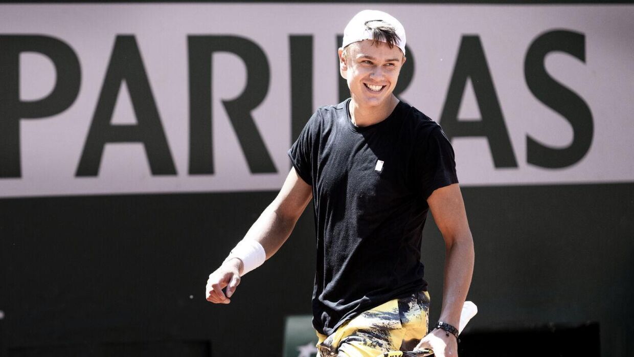 Holger Rune trænede fredag på Roland Garros-anlægget i Paris.