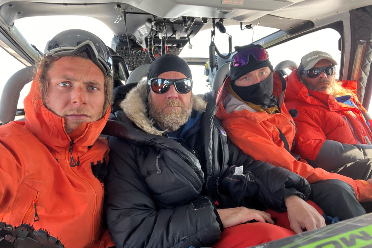 Nicklas Flenø Mikaelsen (til venstre, red.) og Emil Fammé Hansen (anden fra højre, red.) måtte fredag flyves fra indlandsisen med helikopter efter forsøget på at blive de første til at krydse den enorme iskappe på cykel. Privatfoto/Free