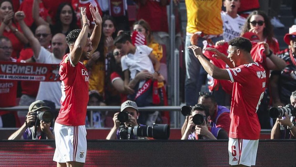 Goncalo Ramos og Alexander Bah fejrer målet til 1-0.