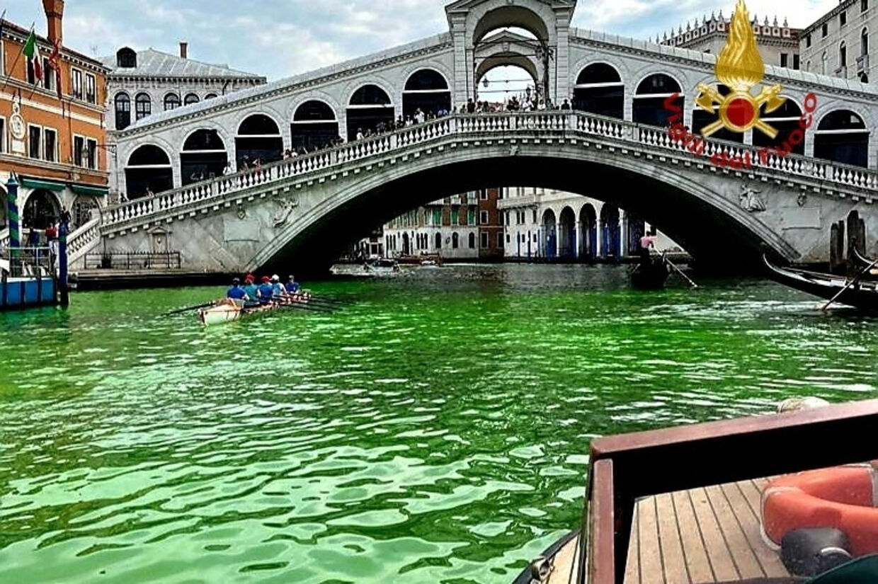 Vandet i Venedigs største kanal, Canal Grande, var søndag blevet lysegrønt. Politiet i den italienske by er ved at undersøge, om klimaaktivister står bag. Her er det den ikoniske Rialto-bro, som er en af byens mest kendte og besøgte vartegn. Vigili Del Fuoco/Reuters
