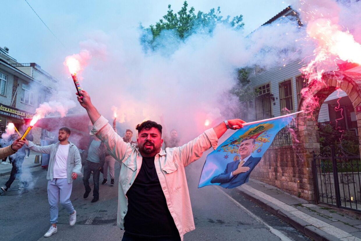 I Sverige er de muligvis ikke tilfredse, men Erdogans støtter fejrer den siddende præsidents valgsejr i gaderne.