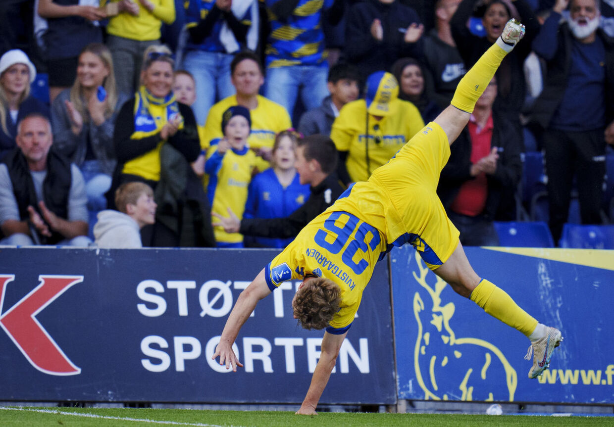 Mathias Kvistgaarden fejrer sin tredje scoring mod FC Nordsjælland.