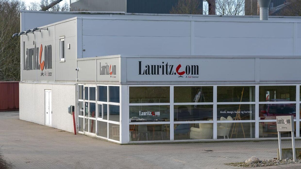 Lauritz.com formidler salg for deres brugere, men inden sælgerne får deres penge fra salget, bruger auktionshuset pengene til at skabe likviditet. I for lang tid, lyder kritikken fra både sælgere og forbrugerråd.