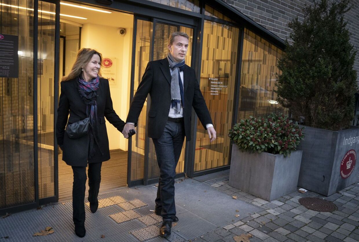 Morten Messerschmidt forlader retten på Frederiksberg med sin kæreste, Dot Wessmann. Messerschmidt blev frikendt for svindel med EU-midler i forbindelse med Meld-sagen.