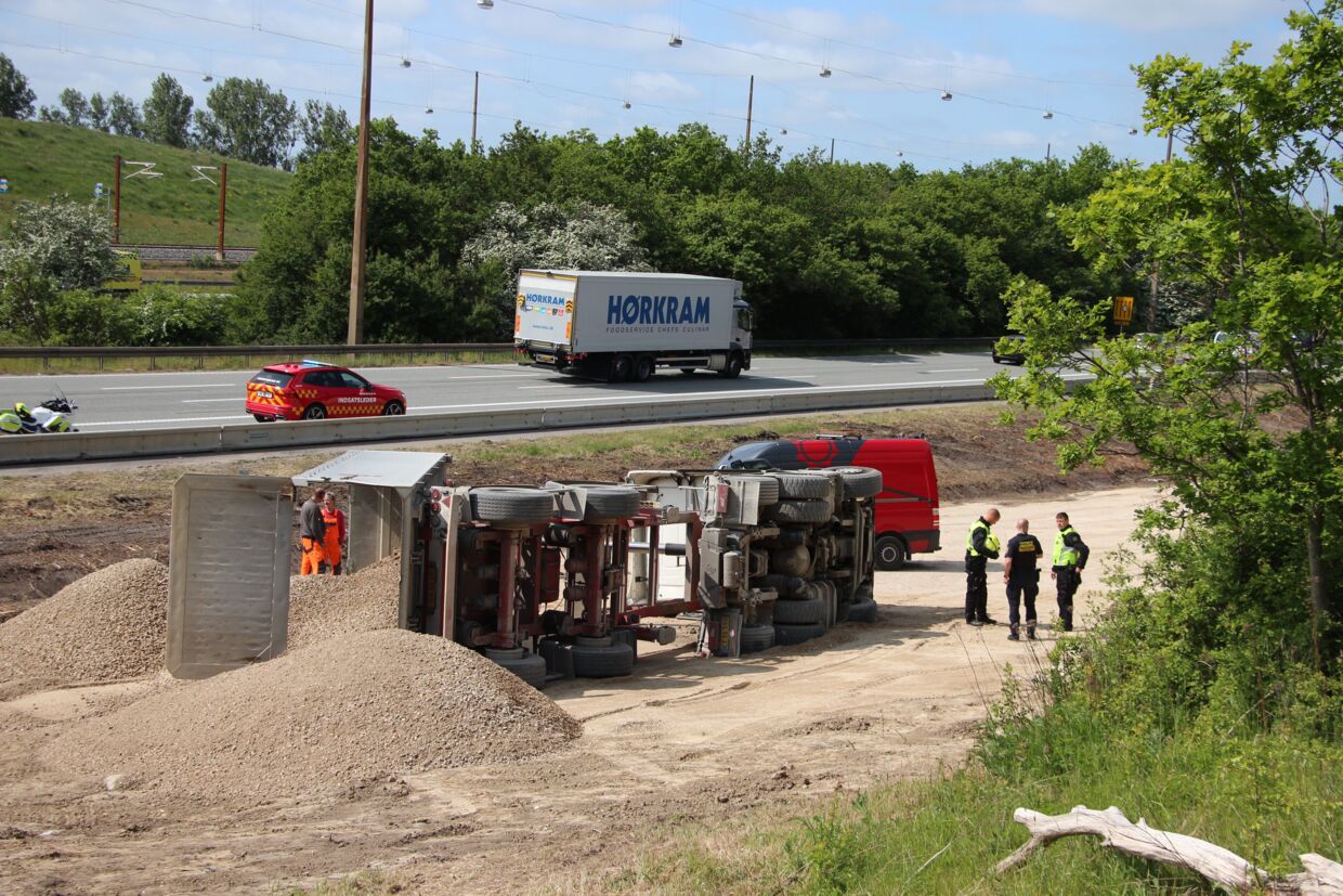 Lastbilen er væltet i Vallensbæk tæt på Holbækmotorvejen.
