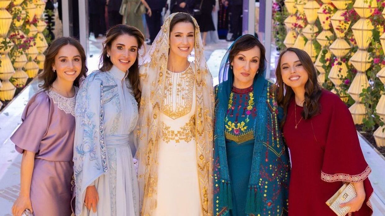 Festlighederne har været i gang i en uge før brylluppet. Her ses dronning Rania med sin dengang kommende svigerdatter ved en fest for bruden.