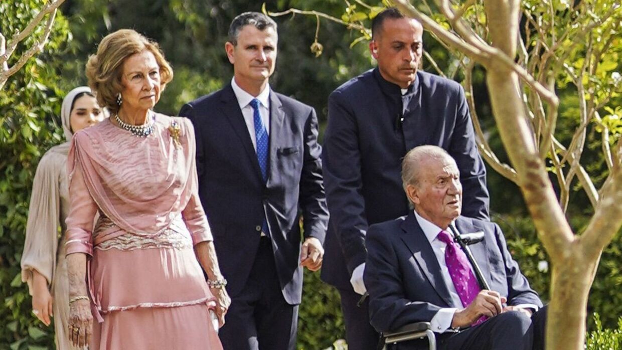 Den tidligere spanske konge Juan Carlos kom i kørestol.