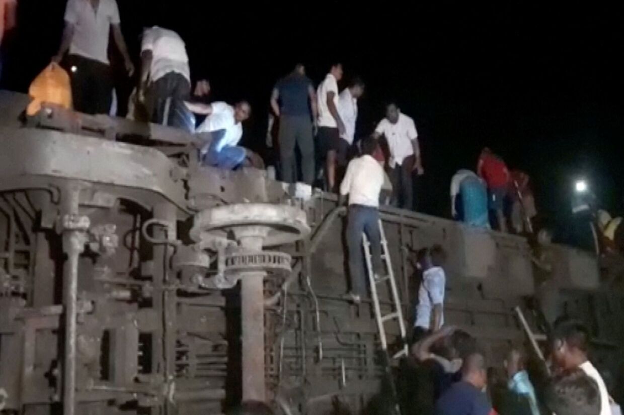 Passagerer i de væltede togvogne forsøger at komme ud ved egen hjælp. Adskillige mennesker er ifølge indiske medier fanget i de afsporede vogne.