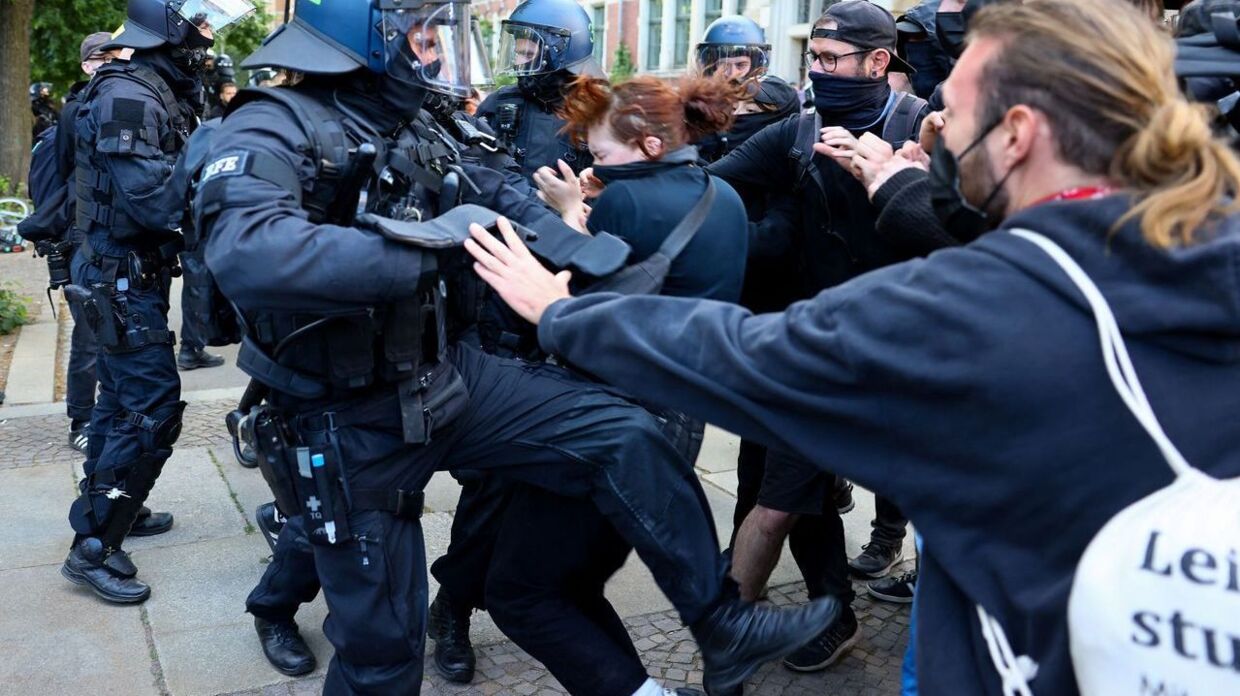 Det er kommet til sammenstød mellem politi og demonstranter i Leipzig lørdag. 