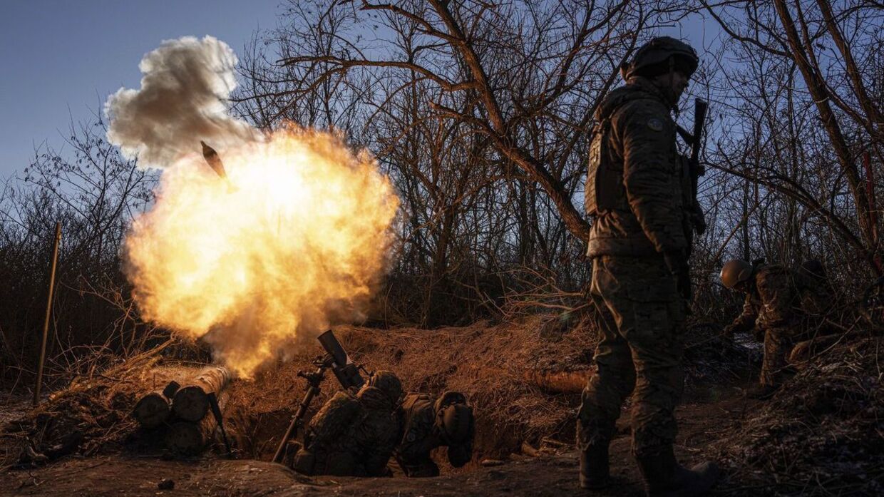 Her ses ukrainske soldater kæmpe nær frontlinjen ved Bakhmut. Billedet stammer fra den 11. januar.