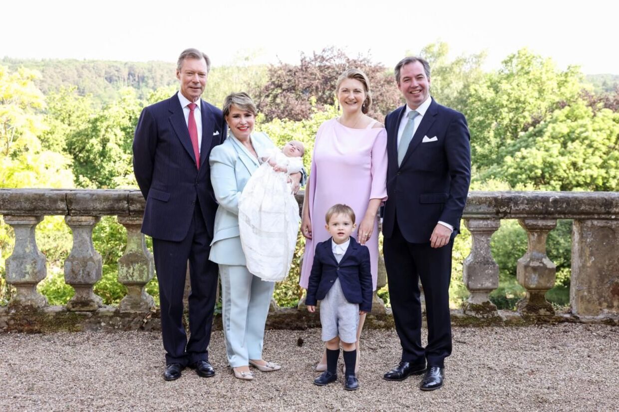 Prins François lå i armene på sin bedstemor, storhertug Maria Teresa, på de officielle billeder efter dåben, hvor på man også ser storhertug Henri, prinsens forældre, arvestorhertugparret af Luxembourg, og hans storebror, prins Charles.