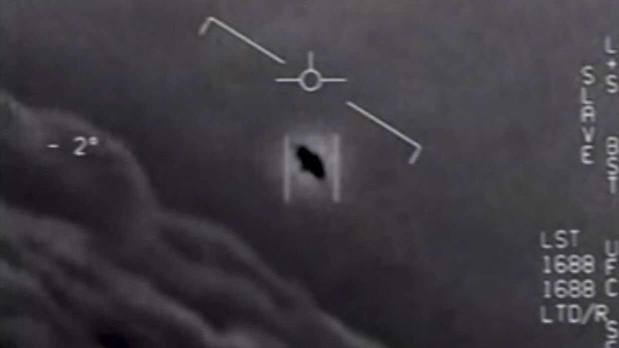 Pentagon har frigivet en video, hvor dette uidentificerede objekt er blevet filmen af en amerikansk jagerpilot. 