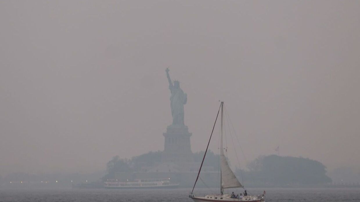 Frihedsgudinden kan kun lige skimtes i røgtågen, som i øjeblikket ligger tung over New York. 
