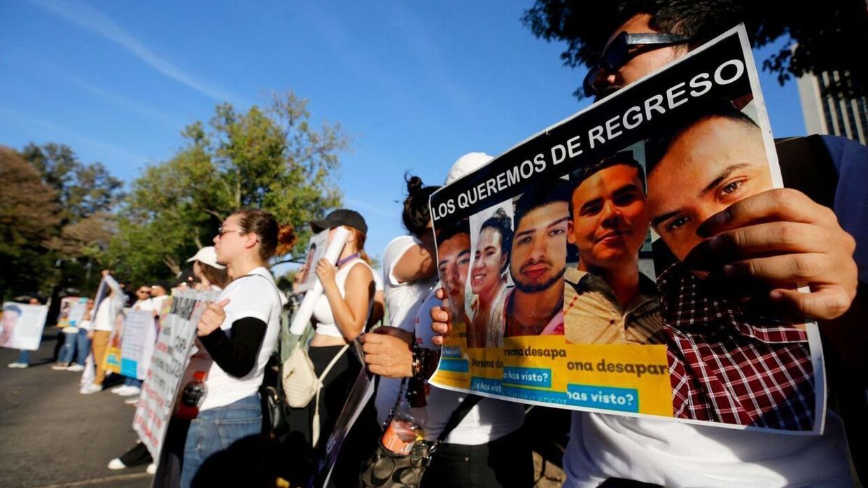 Pårørende til de forsvundne unge mennesker demonstrerede 2. juni efter fundet af de mange sække med ligdele. 
