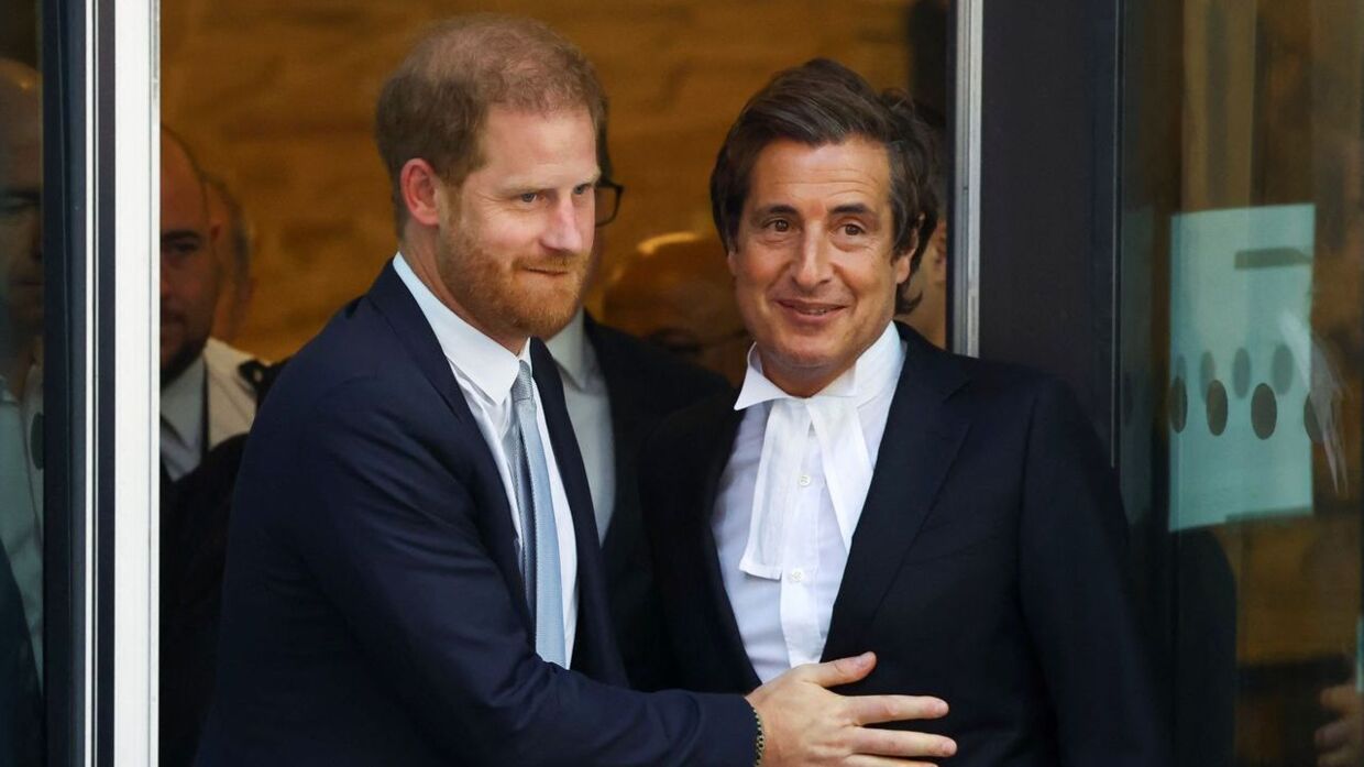 Prins Harry med sin advokat David Sherborne.