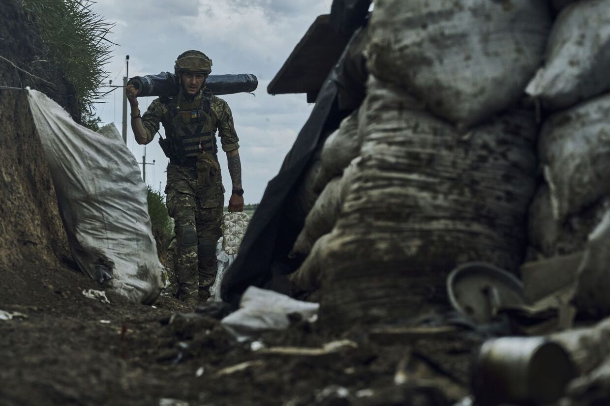 En ukrainsk soldat i skyttegrav nær Bakhmut i Ukraine, 22. maj 2023.
