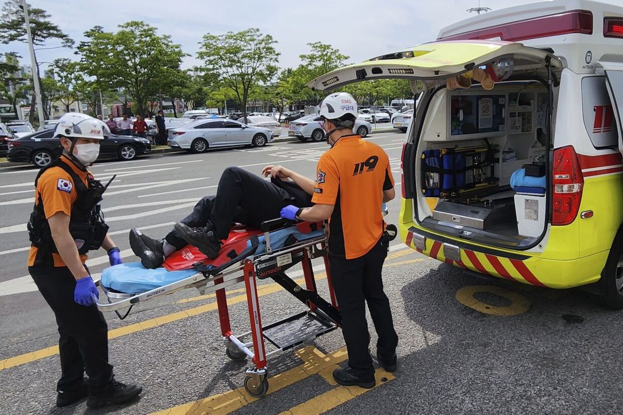 En passager bliver her overført til en ambulance efter hændelsen den 26. maj.