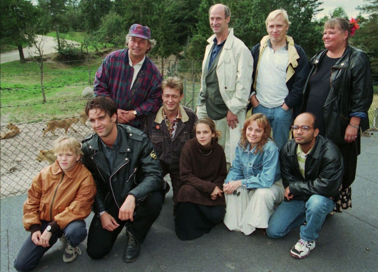 Holdet, der i 1994 lagde danske stemme til 'Løvernes konge'. Peter Belli læner sig op ad Lars Thiesgaard i midten.