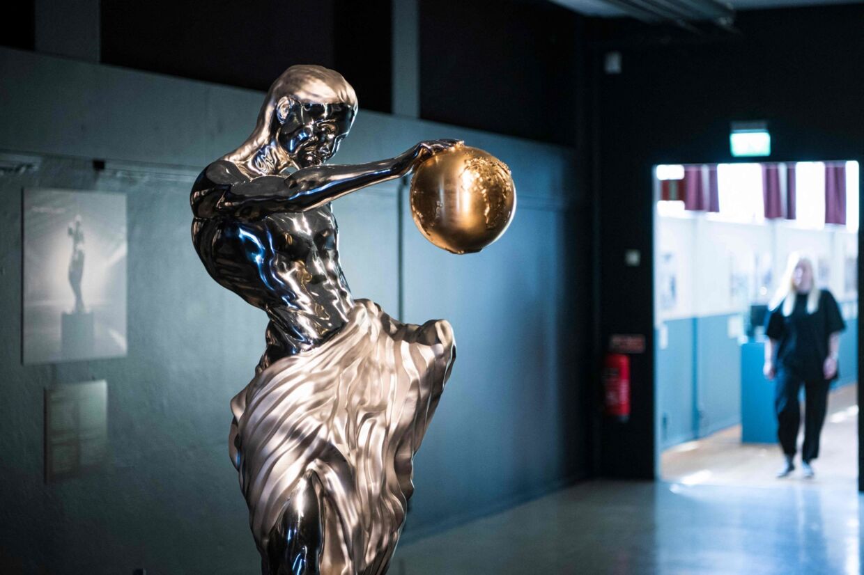 Statuen "The Impossible Statue", der er fremstillet ved hjælp af kunstig intelligens, er kommet til verden ved, at tre forskellige AI-programmer er blevet fodret med billeder fra kunstværker af Michelangelo, Auguste Rodin, Kathe Kollwitz, Kotaro Takamura og Augusta Savage.