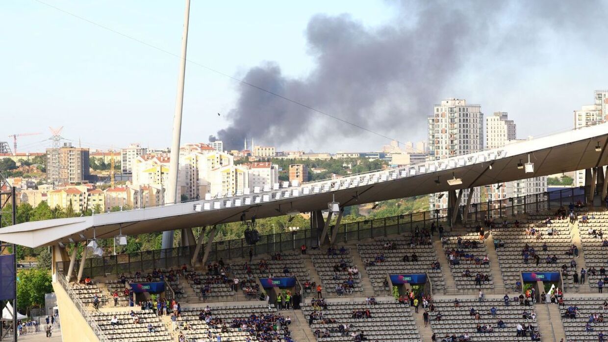 Der kan ses røg fra stadionet, hvor finalen skal spilles.