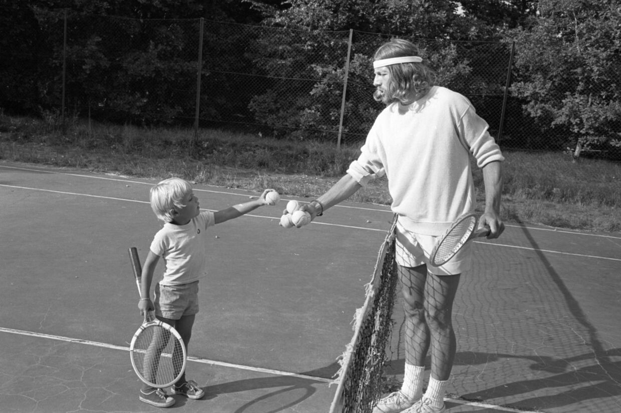 En meget ung Lars Ulrich spiller tennis med sin far Torben i sommerhuset.
