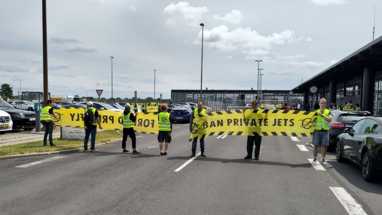 Klimaaktivister blokerede for flytrafikken i Roskilde Lufthavn