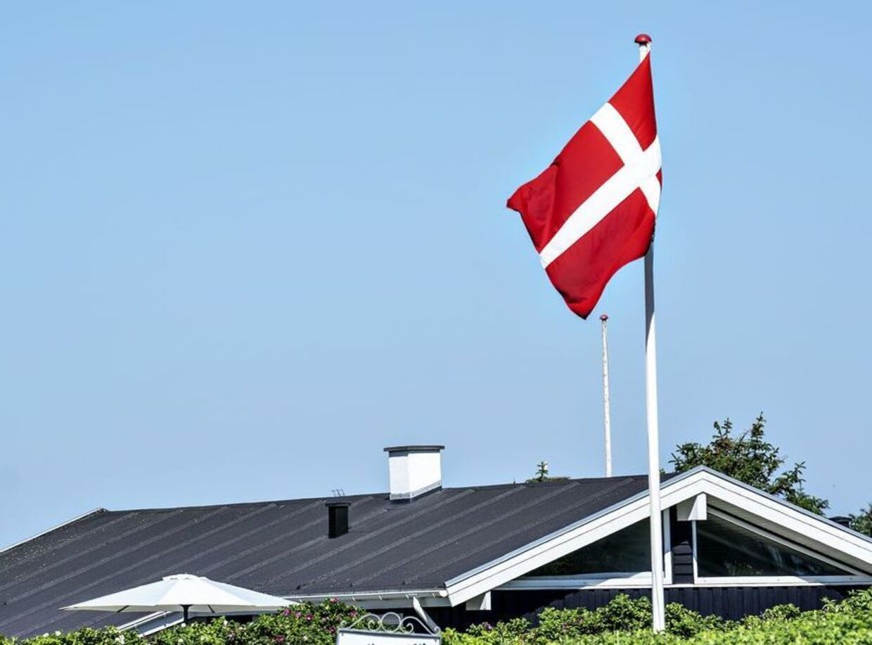Dannebrog vajer over et dansk sommerhus. Men det er fuldt lovligt at flage med lige det flag man ønsker. Også det russiske, hvis man vil.