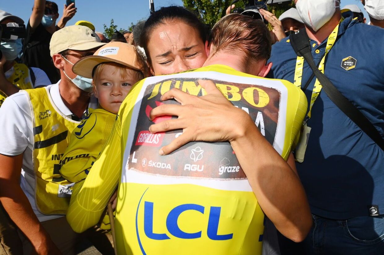 Familien var de første, der fik et kram af Jonas Vingegaard, da det stod klart, at han vandt Tour de France i fjor.