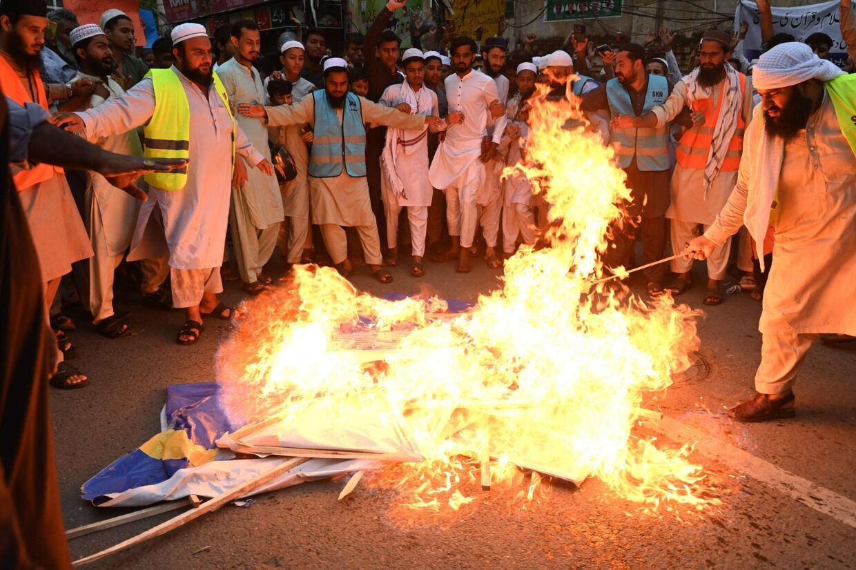 Demonstranter i den pakistanske by Lahore brændte søndag svenske flag i protest mod, at svenske myndigheder har tilladt afbrænding af koraner i forbindelse med demonstrationer i Sverige. Afbrændingerne har vakt vrede i flere overvejende muslimske lande.