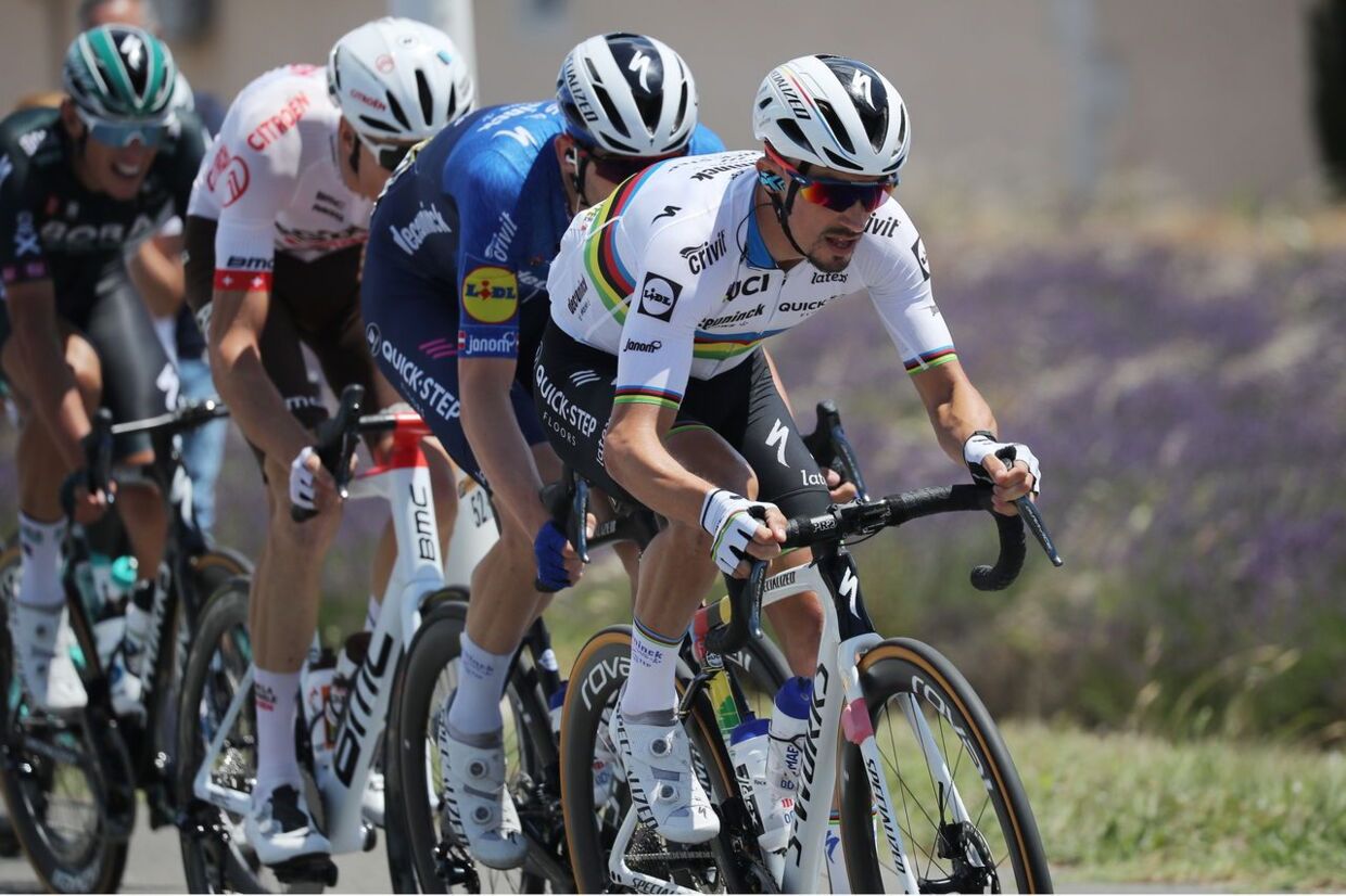 Kasper Asgreen (i anden position) og Julian Alaphilippe (forrest) har været holdkammerater gennem mange år. Her ses de ved Tour de France 2021.