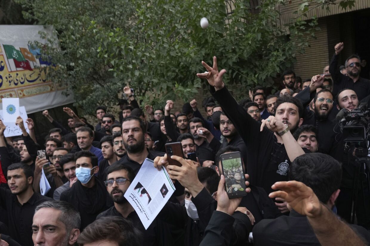 En demonstrant kaster et æg mod den svenske ambassade i Irans hovedstad, Teheran, hvor der fredag var demonstrationer mod afbrænding af Koranen i Stockholm. Efter fredagens afbrænding af en Koran i København er den danske ambassadør i Iran blevet indkaldt til samtale i landets udenrigsministerium.