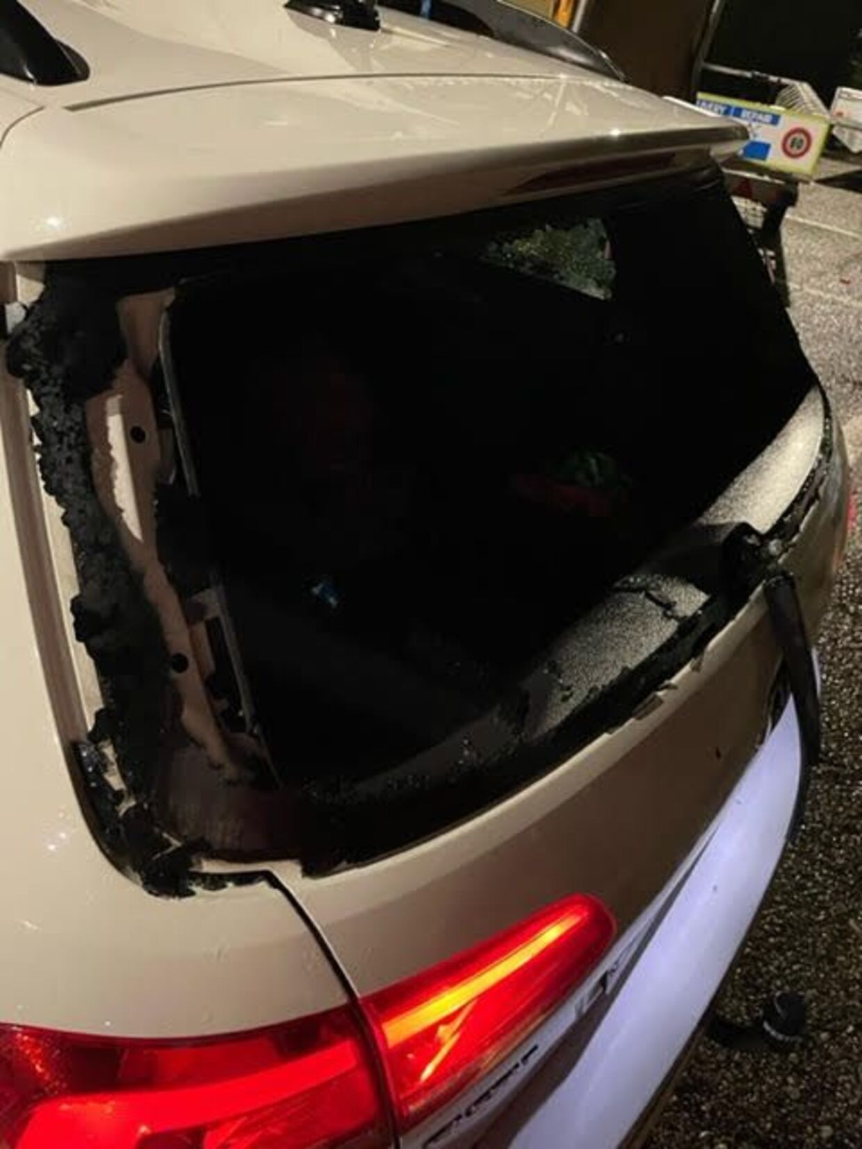 Familiens bil fik en del skader som følge af haglvejret.