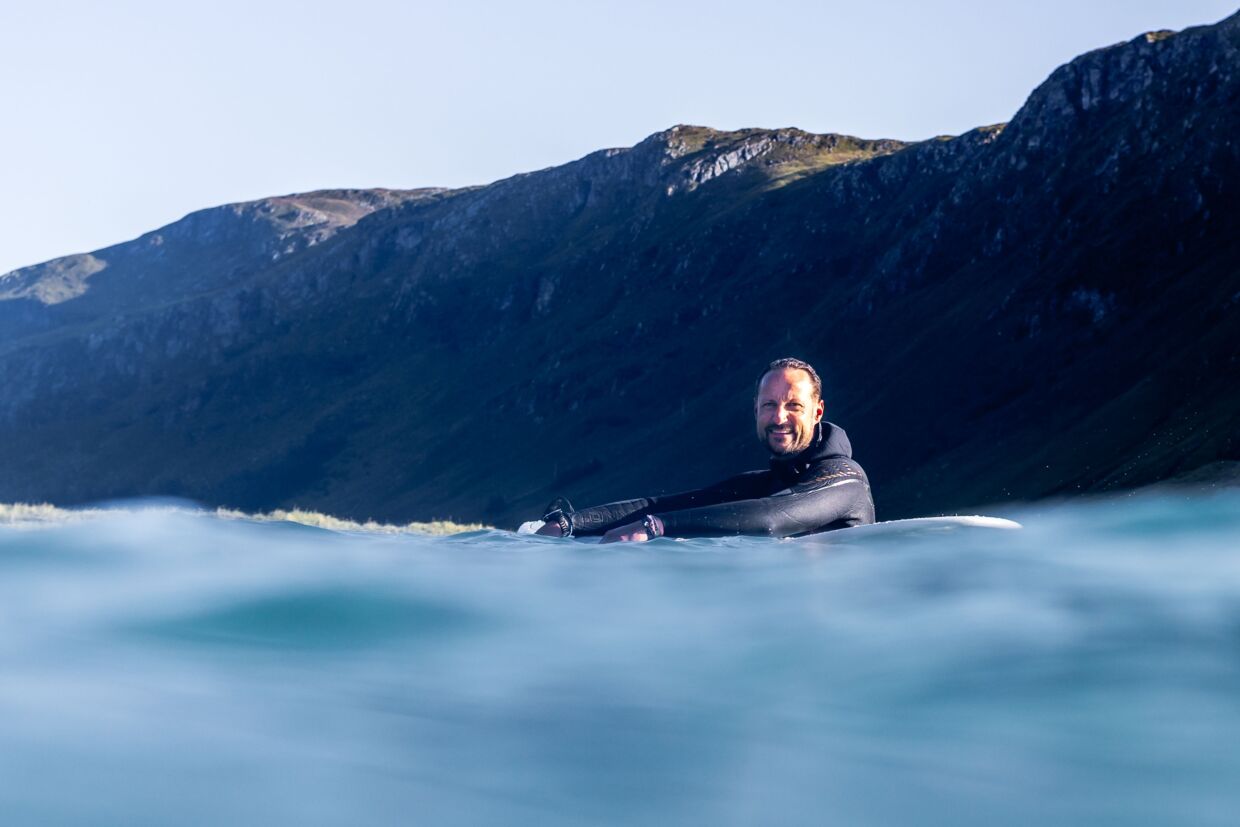 Kronprins Haakon er en ivrig surfer. Her surfer han i Hoddevik tilbage i 2017. Foto: Det kongelige hoff / Fjordlapse Photography