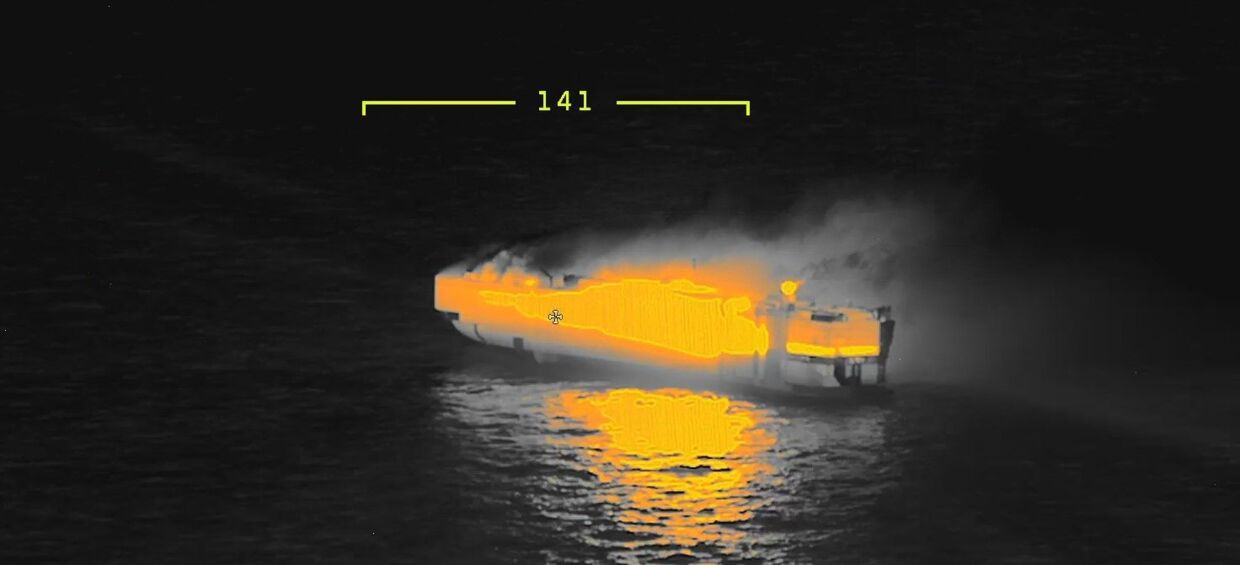 Den hollandske kystvagt har frigivet en række billeder af det brændende fragtskib.