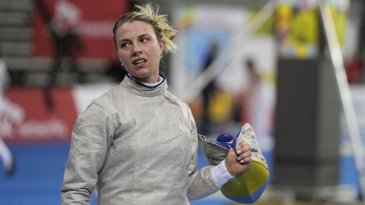 Ukrainske Olga Kharlan er blevet diskvalificeret for at nægte at give sin russiske modstander hånden.