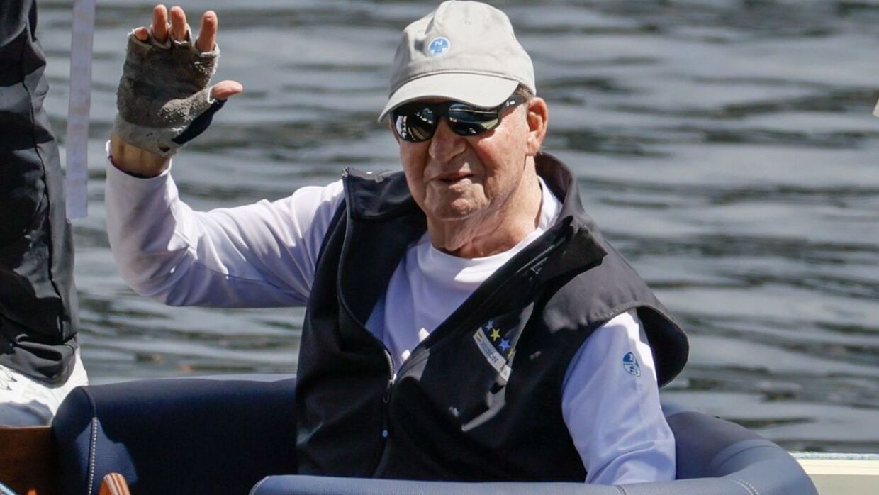 Den tidligere kong Juan Carlos af Spanien har brudt sit eksil. Han er tilbage i landet, han flygtede fra og vinker fra sin båd 'Slynglen', mens han træner op til det årlige regatta i Sanxenxo i spanske Galicia.