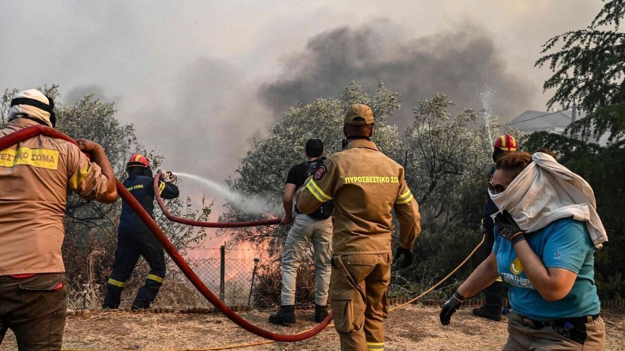 De græske brandfolk har haft ualmindelig travlt med at slukke naturbrande på ferieøen Rhodos.
