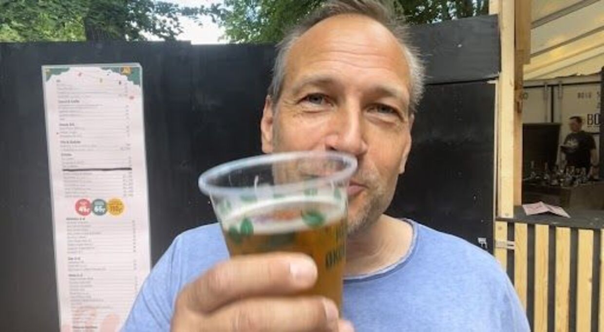 B.T. møder Martin Thorborg på Smukfest, hvor han drikker øl og klarer et opkald eller to. Foto: Lykke Buhl.