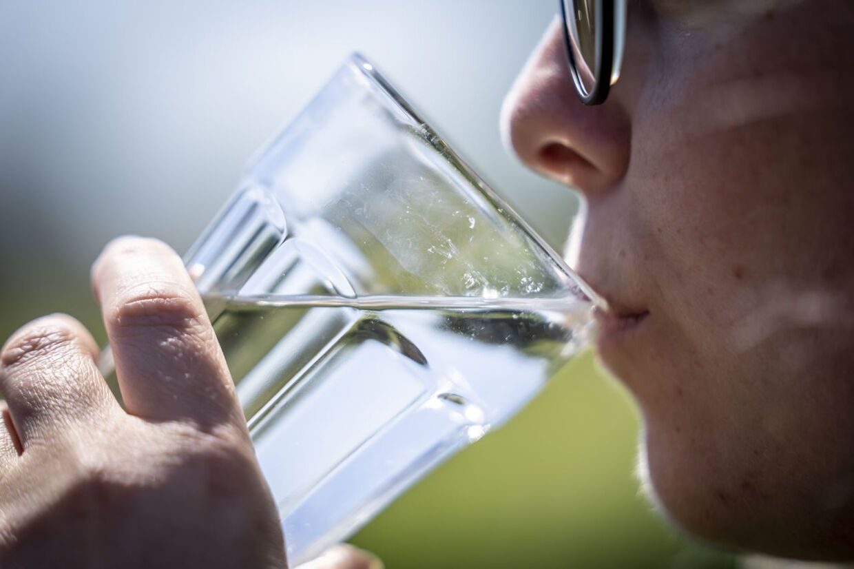 En amerikansk kvinde er angiveligt død efter at have drukket to liter vand på kort tid.