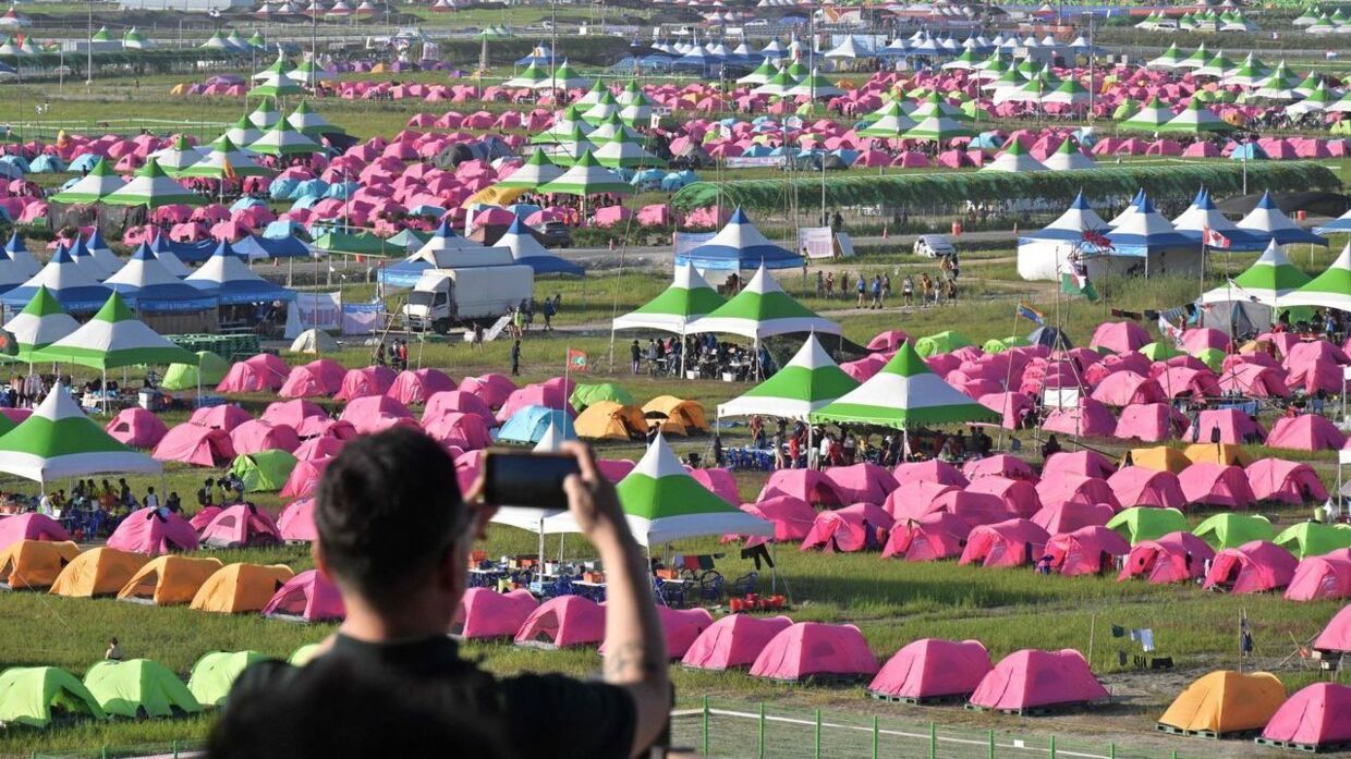 Selvom lejrpladsen giver minder om en festivalplads, må man antage, at mængden af alkohol har været noget lavere blandt de 36.000 deltagere.
